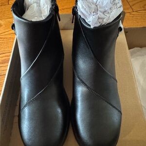Elegant Clarks Black Women's Ankle Boots